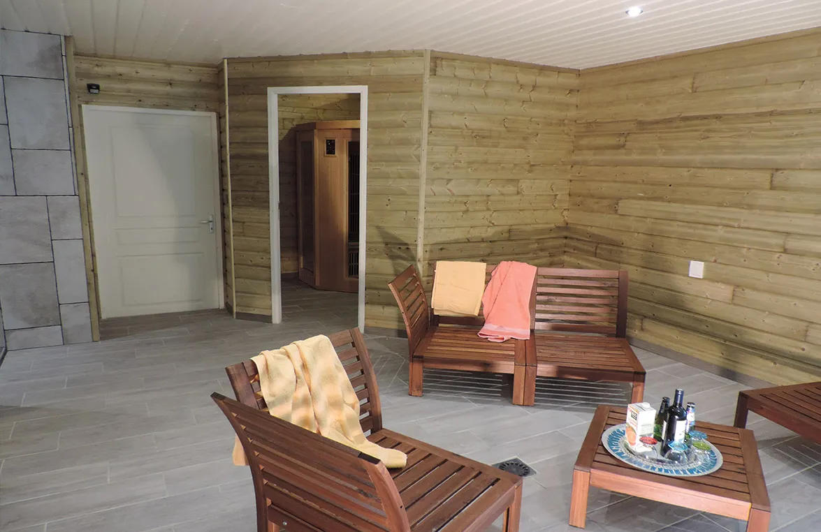 L’espace détente en bois attenant au sauna