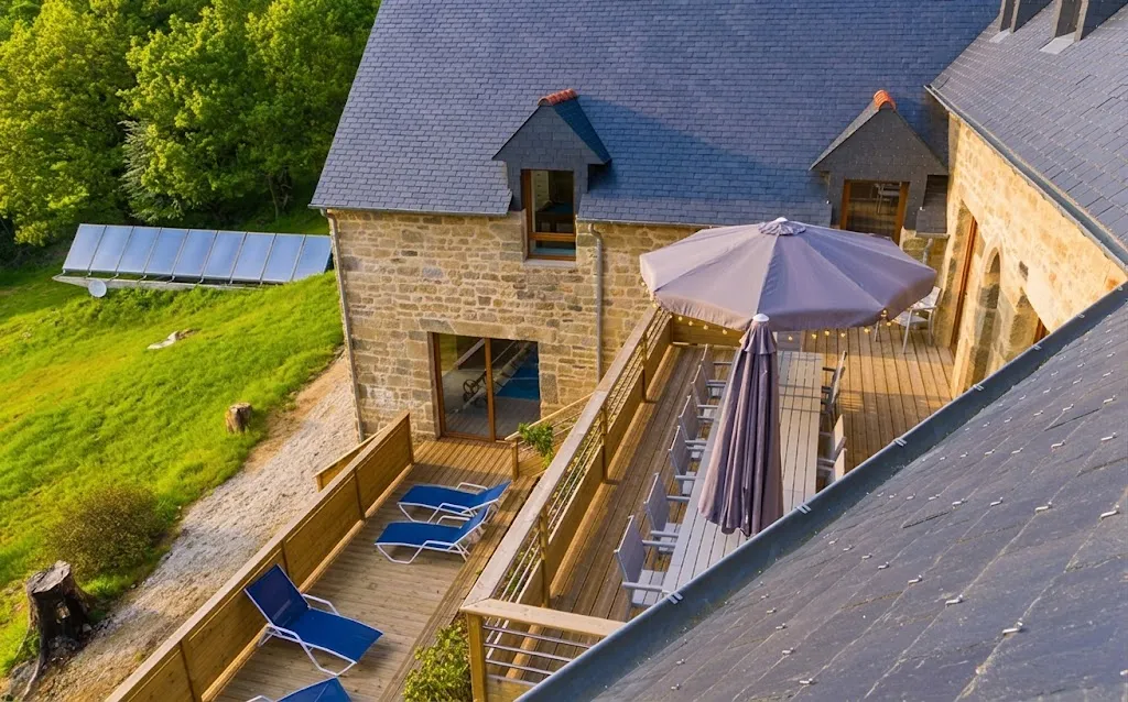 Terrasse en bois avec transats et parasol, vue du dessus