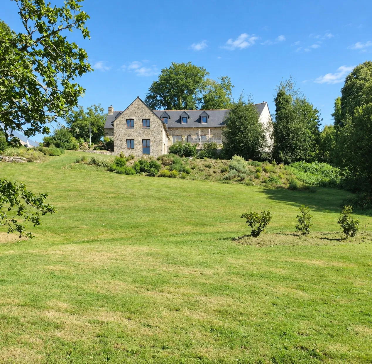 La longère en pierre surplombant le vallon