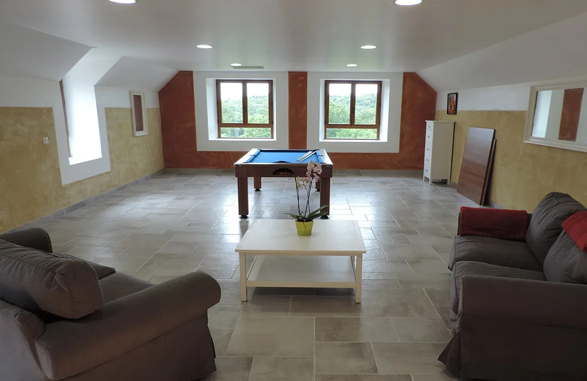 Le grand salon avec billard et vue sur la vallée