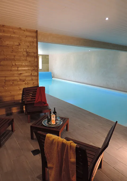 Piscine et coin détente avec transats