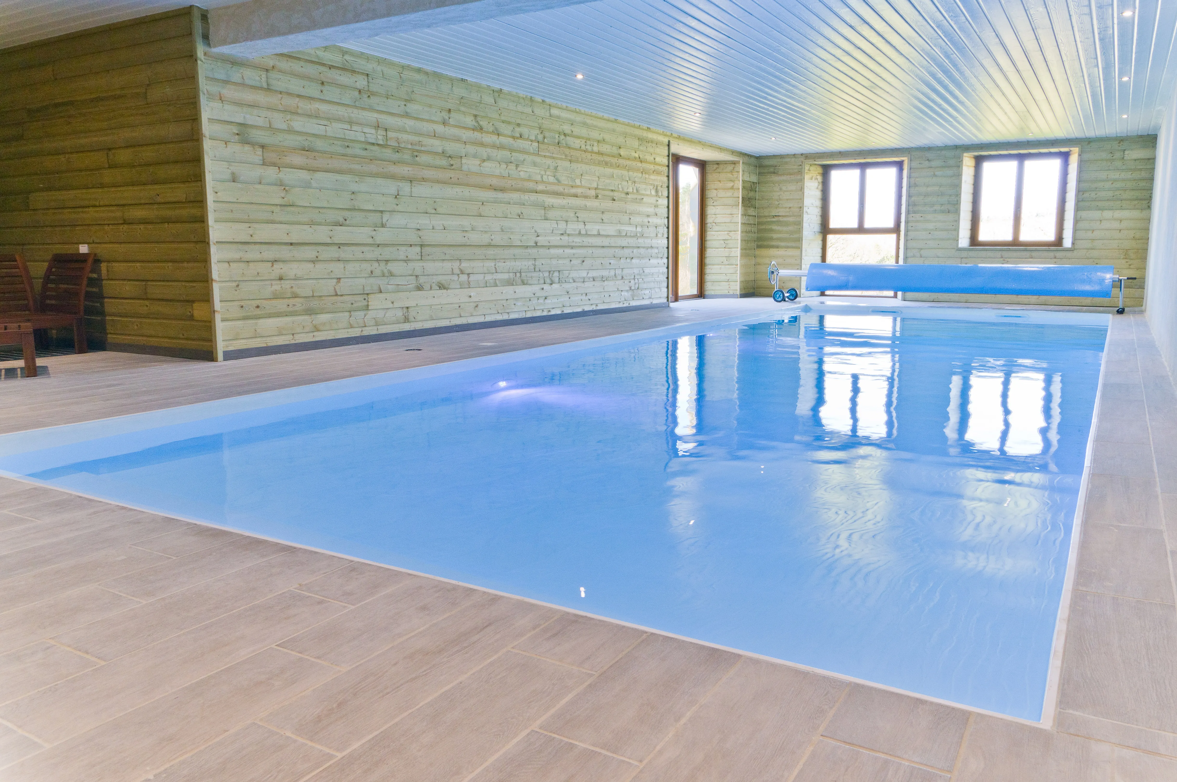 Piscine intérieure chauffée à 28 °C